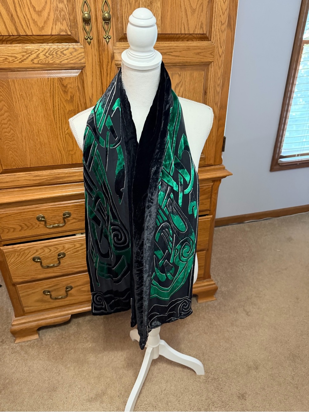 Patrick Francis Ireland 100% Pure Silk Scarf Green Velvet Celtic Swirl Knot Wrap